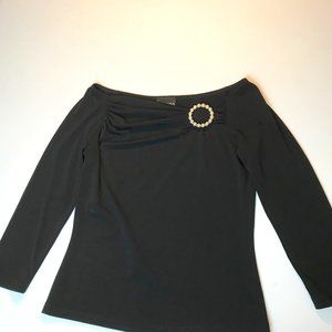 BARANDA Women's Black Top with 3/4 Sleeve and Pearl Pin Size Small